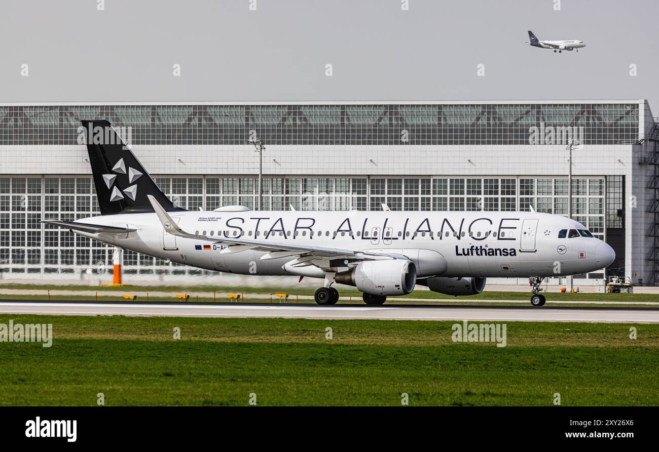 Munich, Allemagne, 8 avril 2024 : un Airbus A320-214 de Lufthansa jusqu'à la piste de l'aéroport de Munich. L'avion porte la livrée StarAlliance. Registrati Banque D'Images