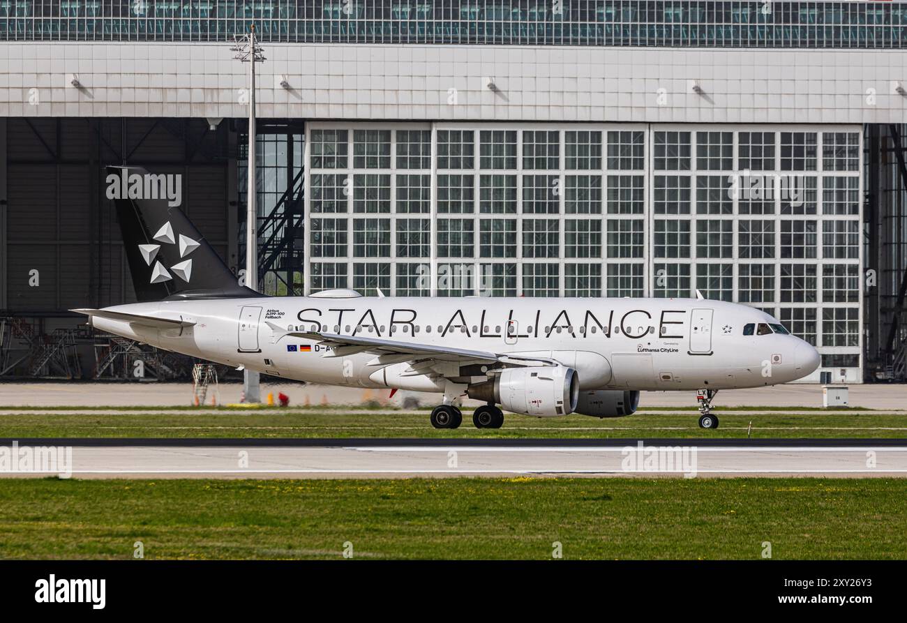 Munich, Allemagne, 8 avril 2024 : un Airbus Airbus A319-114 CityLine de Lufthansa jusqu'à la piste de l'aéroport de Munich. L'avion porte la livrée StarAlliance. R Banque D'Images