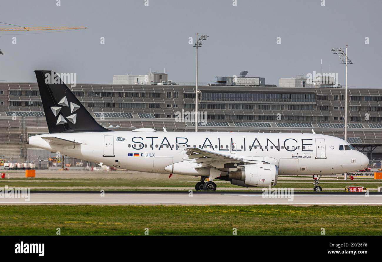 Munich, Allemagne, 8 avril 2024 : un Airbus Airbus A319-114 CityLine de Lufthansa jusqu'à la piste de l'aéroport de Munich. L'avion porte la livrée StarAlliance. R Banque D'Images