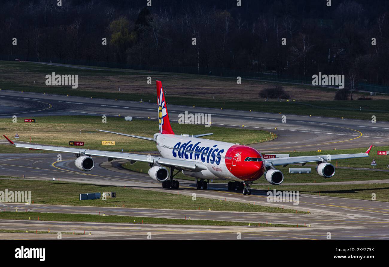Un Airbus A340-313X au départ d'Edelweiss Air taxis jusqu'à la piste de l'aéroport de Zurich. Enregistrement HB-JMC. (Zurich, Suisse, 16.03.2024) Banque D'Images