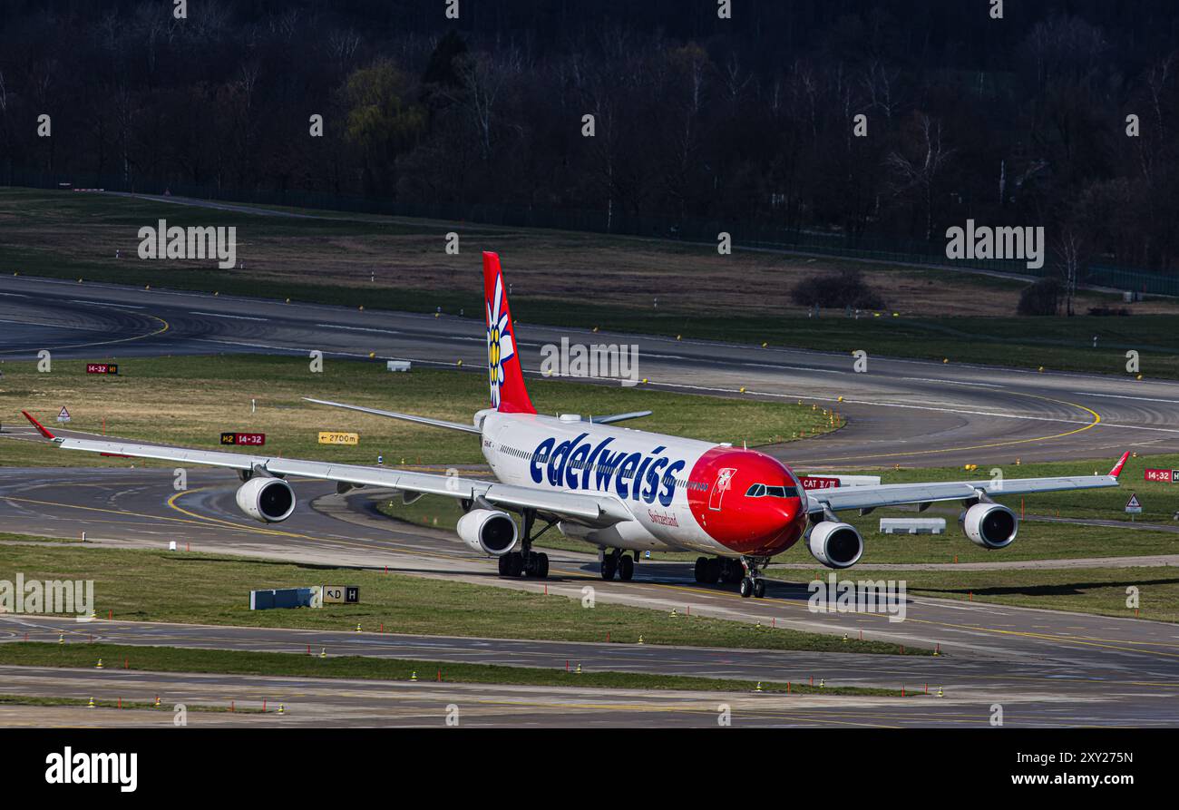 Un Airbus A340-313X au départ d'Edelweiss Air taxis jusqu'à la piste de l'aéroport de Zurich. Enregistrement HB-JMC. (Zurich, Suisse, 16.03.2024) Banque D'Images