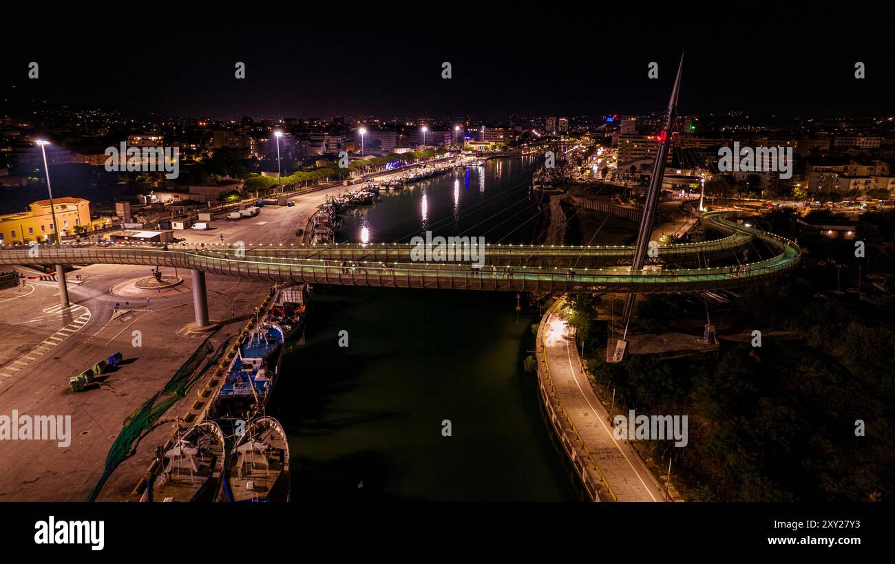 Pescara 2024. Vue aérienne du Ponte del Mare, un pont qui relie les deux rives de la rivière Pescara. Inauguré en 2009, le pont ne peut être que cr Banque D'Images