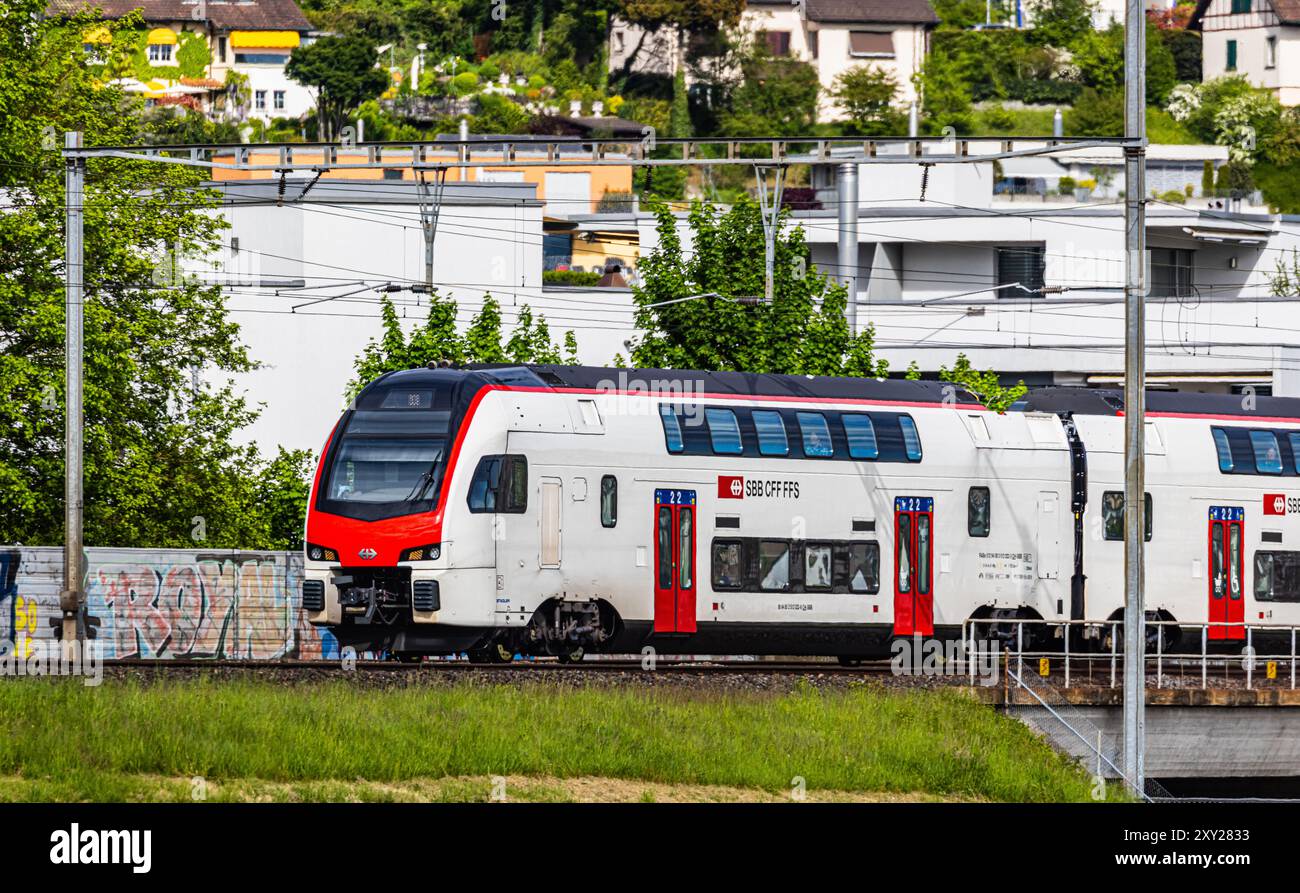 Bassersdorf, Suisse, 4 mai 2024 : un IR-Dosto (SBB Rabe 512) traverse la gare de Bassersdorf. (Photo Andreas Haas/dieBildmanufaktur) Banque D'Images