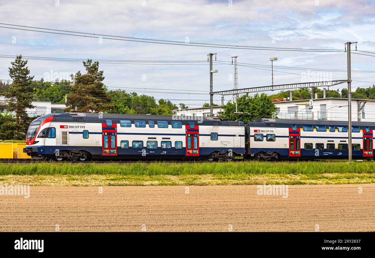 Bassersdorf, Suisse, 4 mai 2024 : un Regio Dosto (SBB Rabe 511) traverse la gare de Bassersdorf. (Photo de Jonas Philippe/dieBildmanufak Banque D'Images