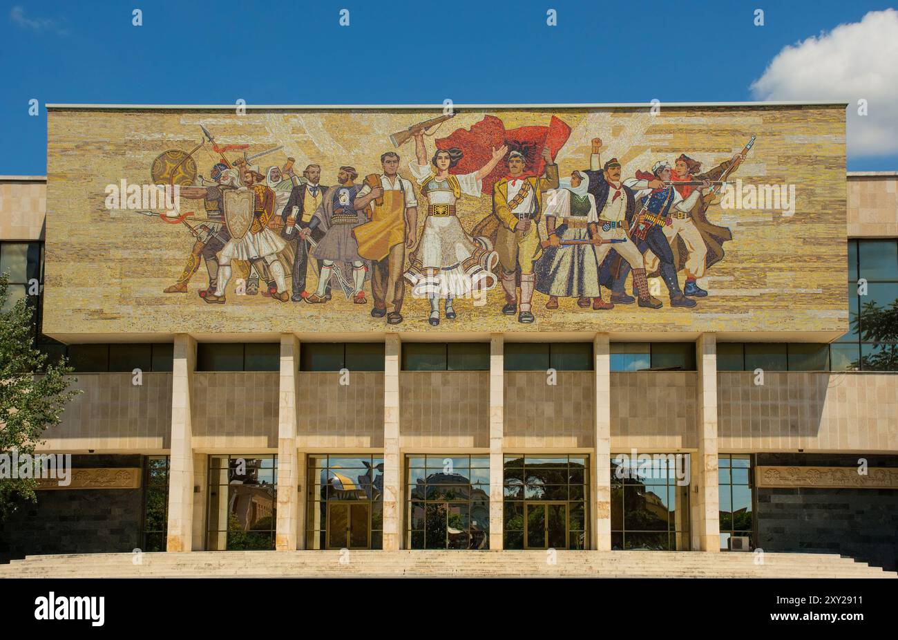 Le Musée national d'histoire sur la place Skanderbeg, au centre de Tirana. Il affiche la mosaïque murale de 565 m2 The Albanians dans le réalisme socialiste albanais tardif Banque D'Images