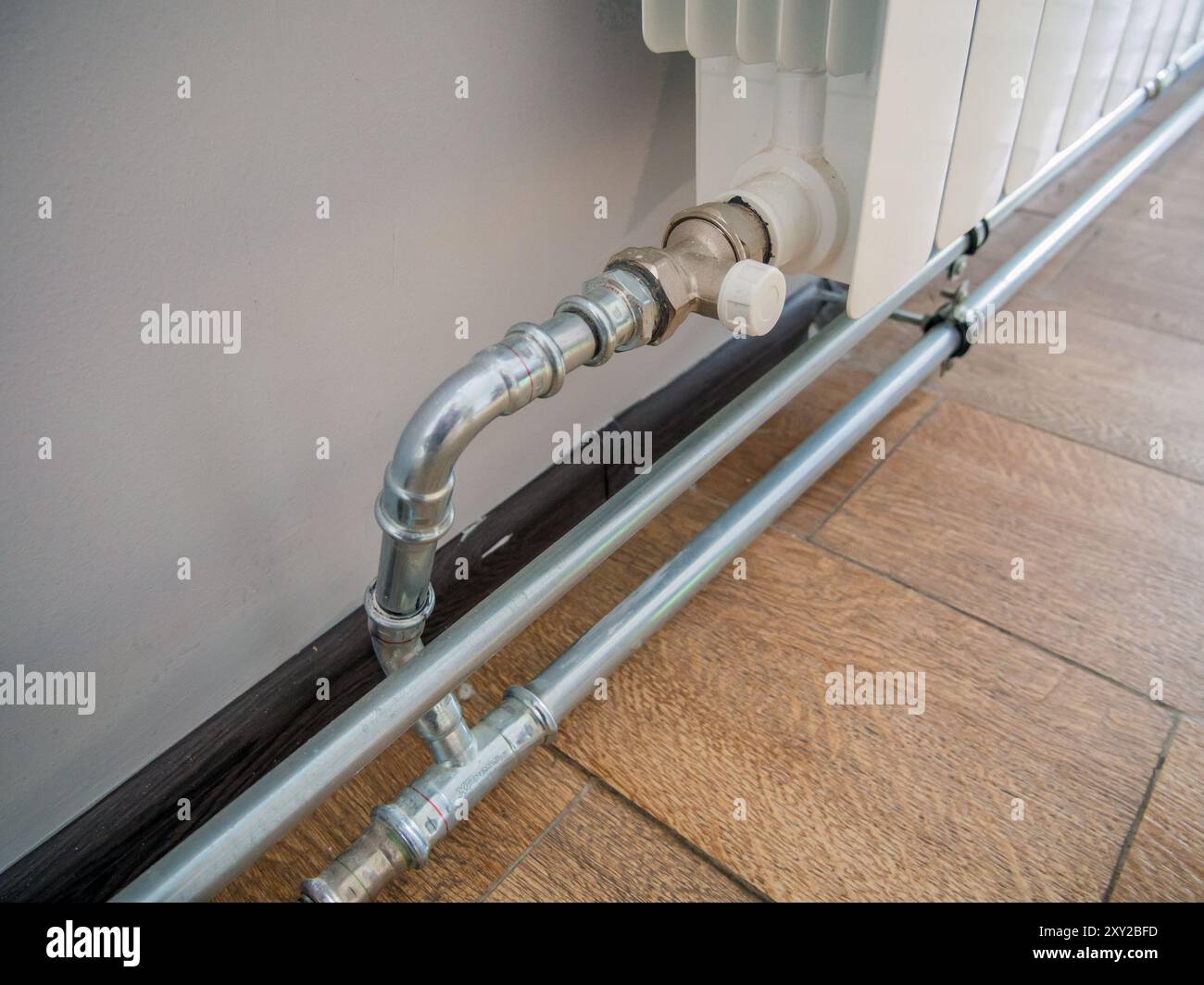 Le circuit de chauffage est fait de tuyaux en acier inoxydable Banque D'Images