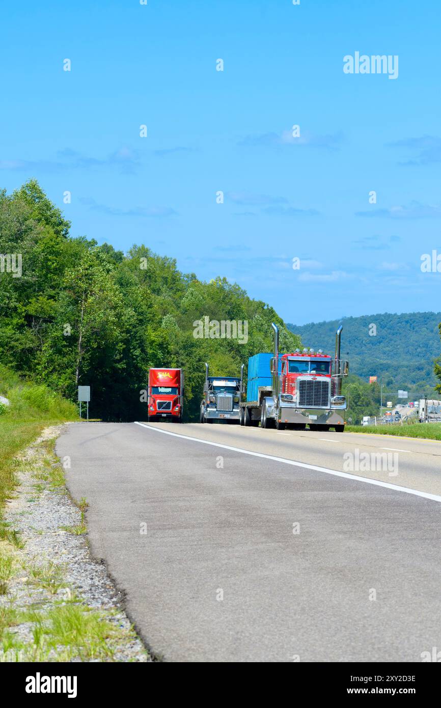 Knoxville, Tennessee, États-Unis – 20 août 2024 : prise de vue verticale de camions sur l'autoroute inter-états avec espace de copie. Vagues de chaleur s'élevant du h Banque D'Images