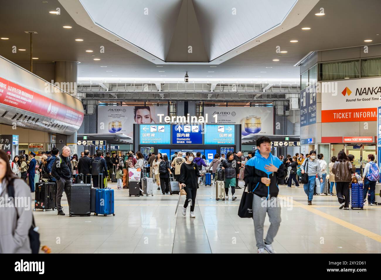 Osaka, Japon - 05.13.2024 : passagers au terminal 1 de l'aéroport international de Kansai. Départs nationaux et internationaux. Banque D'Images