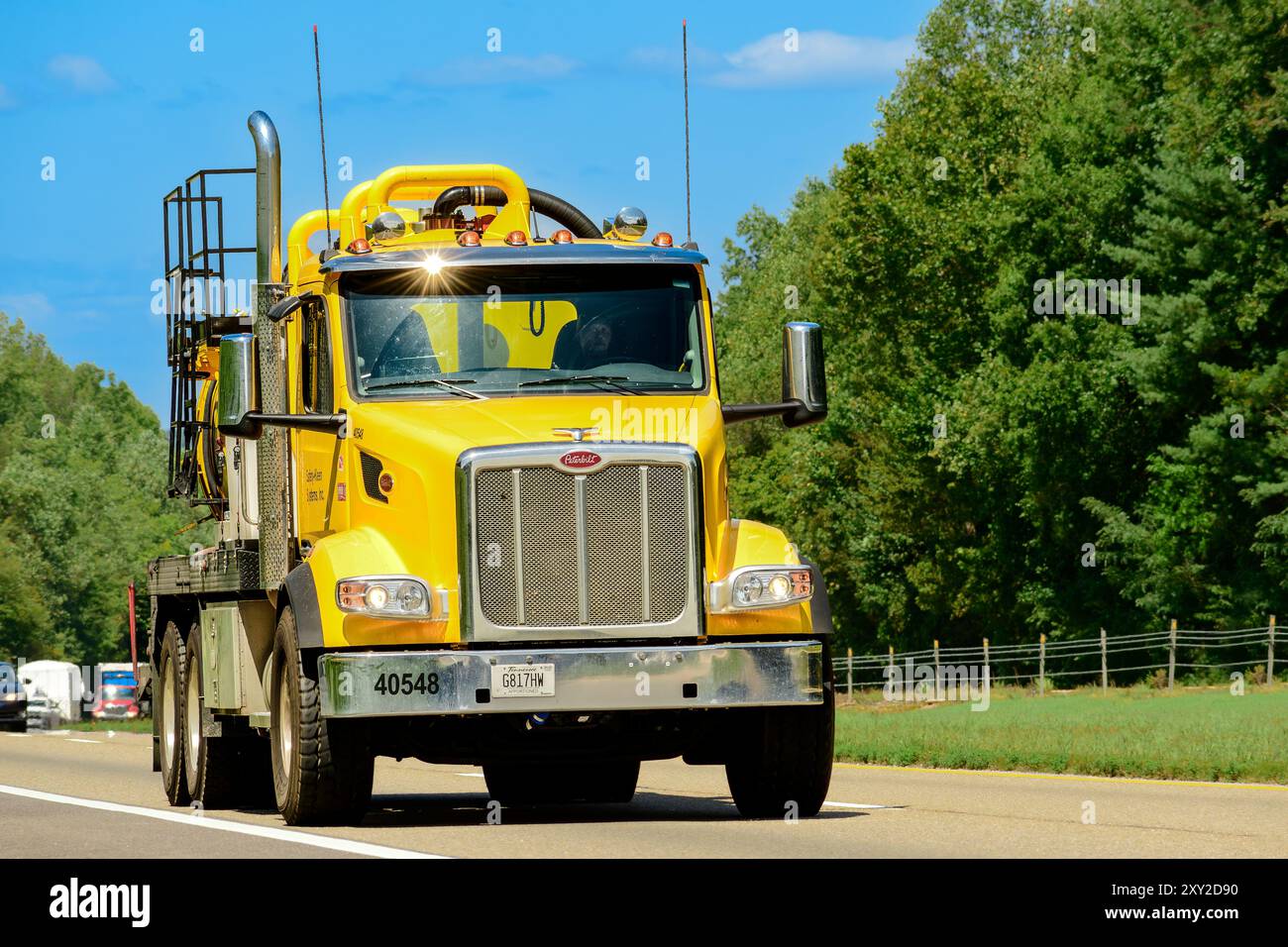 Knoxville, Tennessee, États-Unis – 20 août 2024 : tir horizontal d'un camion jaune de qualité commerciale transportant des liquides de nettoyage dans un Tennessee Banque D'Images