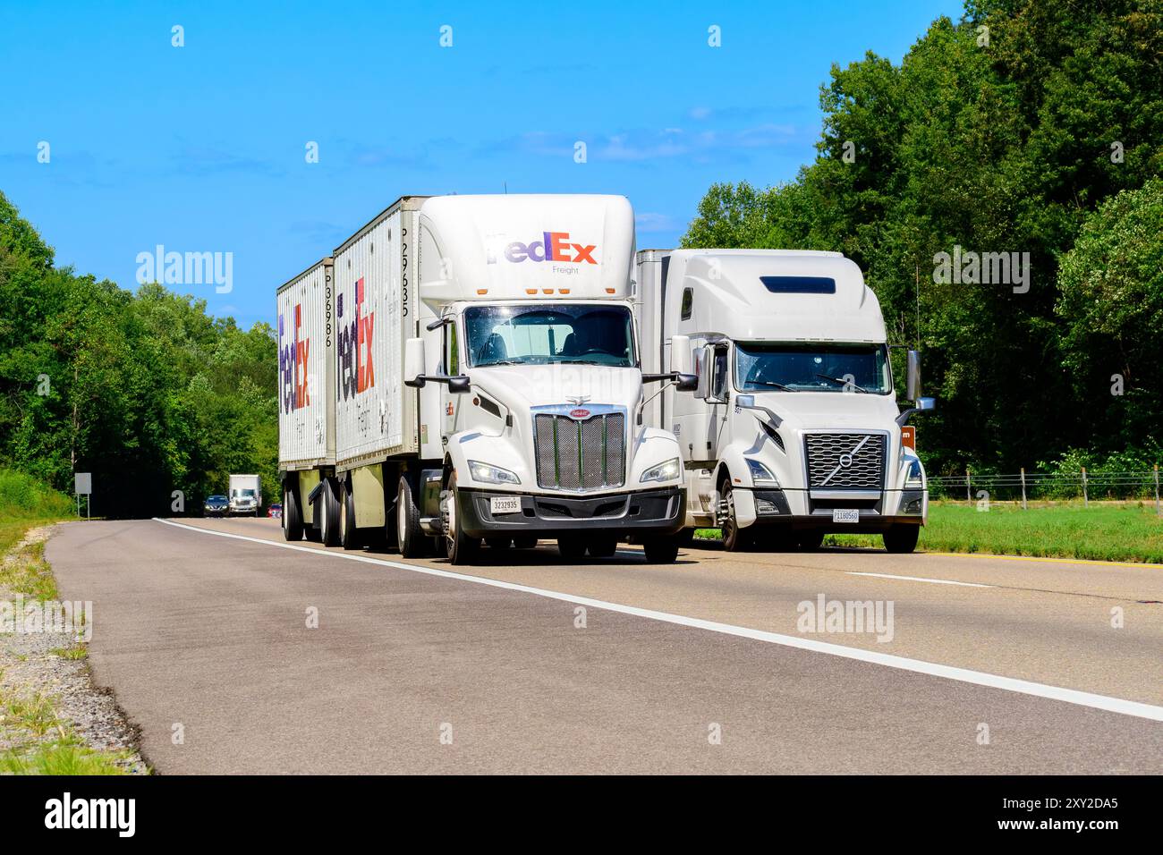 Knoxville, Tennessee, États-Unis – 20 août 2024 : plan horizontal d'une longue file de circulation estivale sur une autoroute inter-états très fréquentée. Les vagues de chaleur remontent Banque D'Images