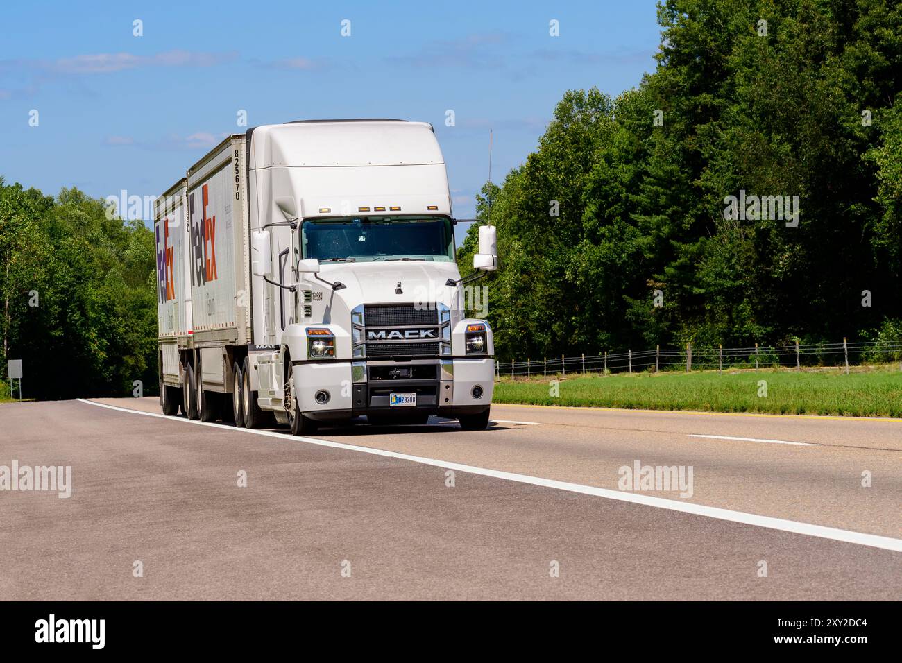 Knoxville, Tennessee, États-Unis – 20 août 2024 : prise de vue horizontale d’un nouveau tracteur FedEx Mack avec deux remorques.. Vagues de chaleur qui s'élèvent de Banque D'Images