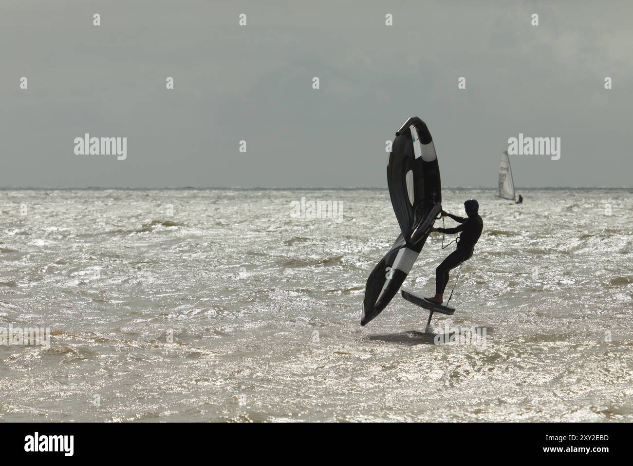Une voilure navigue au-dessus d'une mer agitée brillante au large de Hythe Beach le lundi jour férié d'août à Hythe, Kent, Royaume-Uni. 26 août 2024.. Banque D'Images