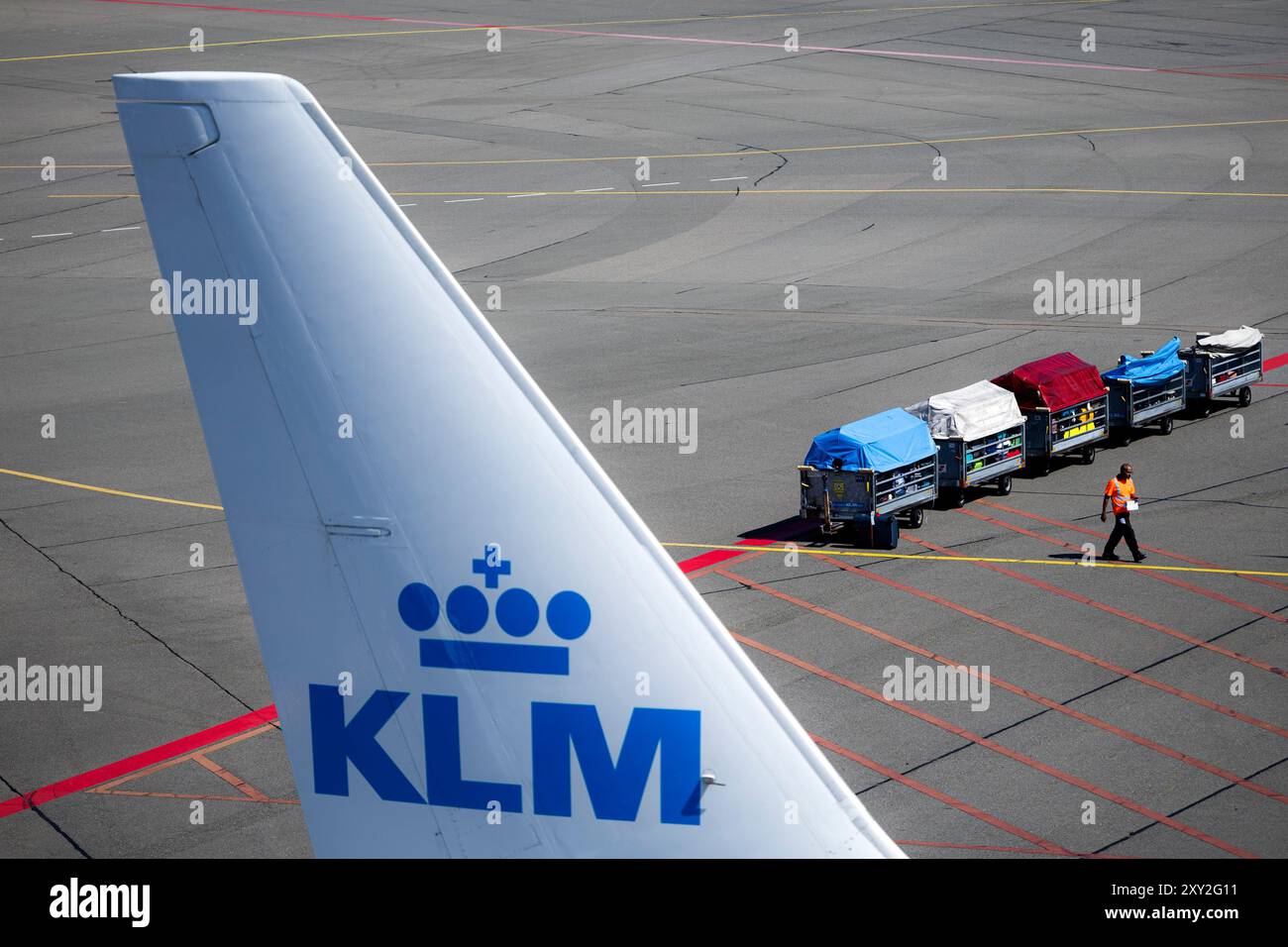 SCHIPHOL - chariots à bagages sur un quai de l'aéroport de Schiphol en avance sur les chiffres de mi-année. Bien que Schiphol soit de plus en plus occupé, le nombre de passagers reste inférieur aux niveaux d'avant la pandémie de coronavirus. ANP RAMON VAN FLYMEN pays-bas OUT - belgique OUT Banque D'Images