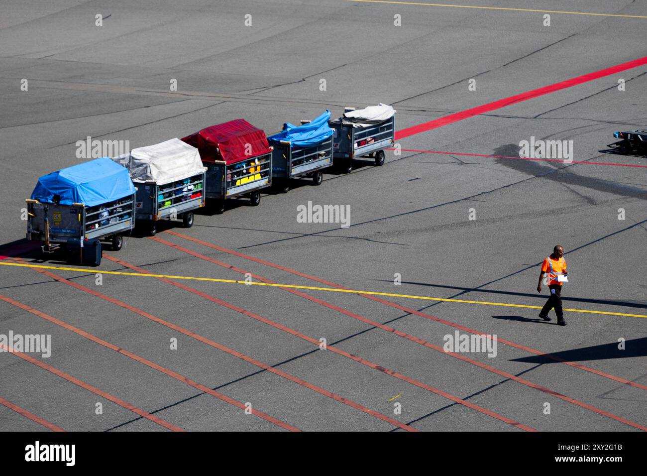 SCHIPHOL - chariots à bagages sur un quai de l'aéroport de Schiphol en avance sur les chiffres de mi-année. Bien que Schiphol soit de plus en plus occupé, le nombre de passagers reste inférieur aux niveaux d'avant la pandémie de coronavirus. ANP RAMON VAN FLYMEN pays-bas OUT - belgique OUT Banque D'Images