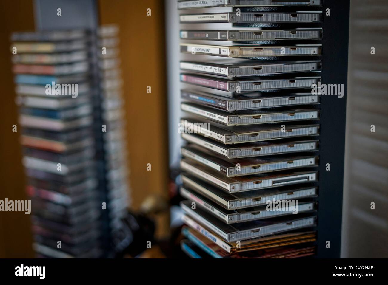 Allemagne. 24 août 2024.Grand nombre de CD de musique dans une tour de test de rack de CD Banque D'Images