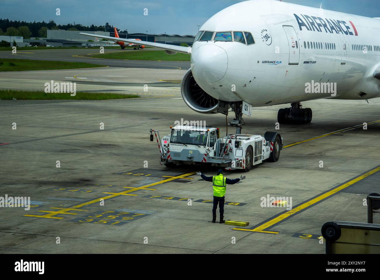 26APRIL2024 , Paris, France - employé de l'aire de trafic de l'aéroport guidant l'avion d'Air France jusqu'au parking réservé Banque D'Images