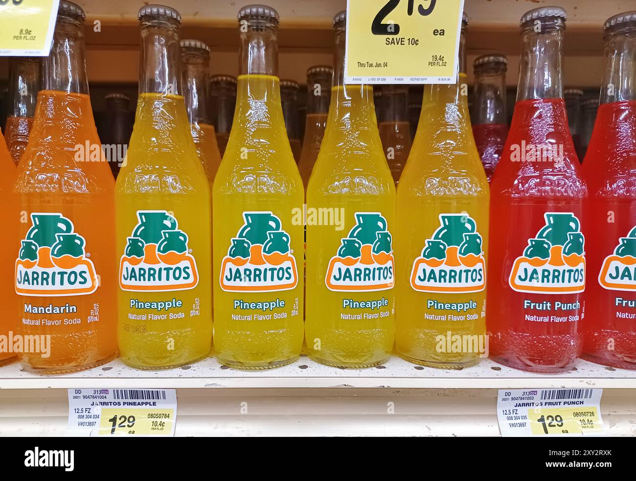 Houston TX USA 05-12-2013 2024 : Jarritos boit des bouteilles en verre sur l'étagère du supermarché. Banque D'Images