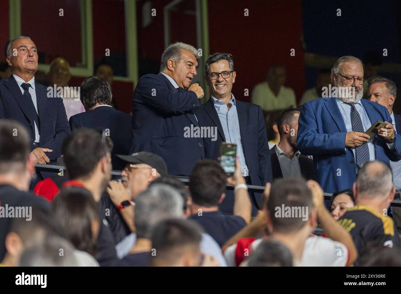 Joan Laporta (à gauche), président du FC Barcelone, s’entretient avec Felix Bolano (à droite), ministre espagnol de la Présidence, de la Justice et des relations parlementaires, lors du match de football la Liga EA Sports 2024/25 opposant Rayo Vallecano contre FC Barcelone au Campo de Futbol de Vallecas le 27 août 2024 à Madrid, Espagne. Banque D'Images