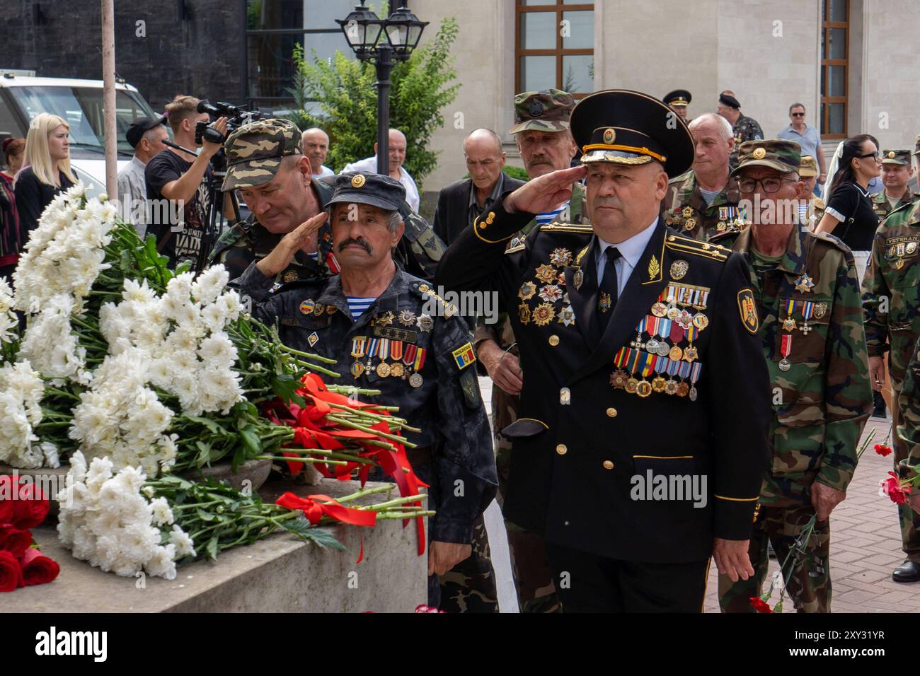 Orhei, Republik Moldau 27. Août 2024 : Unabhängigkeitstag der Republik Moldau - 2024 Im Bild : Veteranen der Moldauischen Armee BEI der Blumenniederlegung am Mahnmal für die Gefallen des Bürgerkriegs zwischen Moldau und Transnistrien, Strada Vasile Lupu *** Orhei, République de Moldova 27 août 2024 jour de l'indépendance de la République de Moldova 2024 sur l'image des vétérans de l'armée moldave déposant des fleurs au mémorial de la guerre civile déchue entre la Transnistribu et la Transnistrie de la Moldavie Niex/Transnistrie de Moldavie Banque D'Images