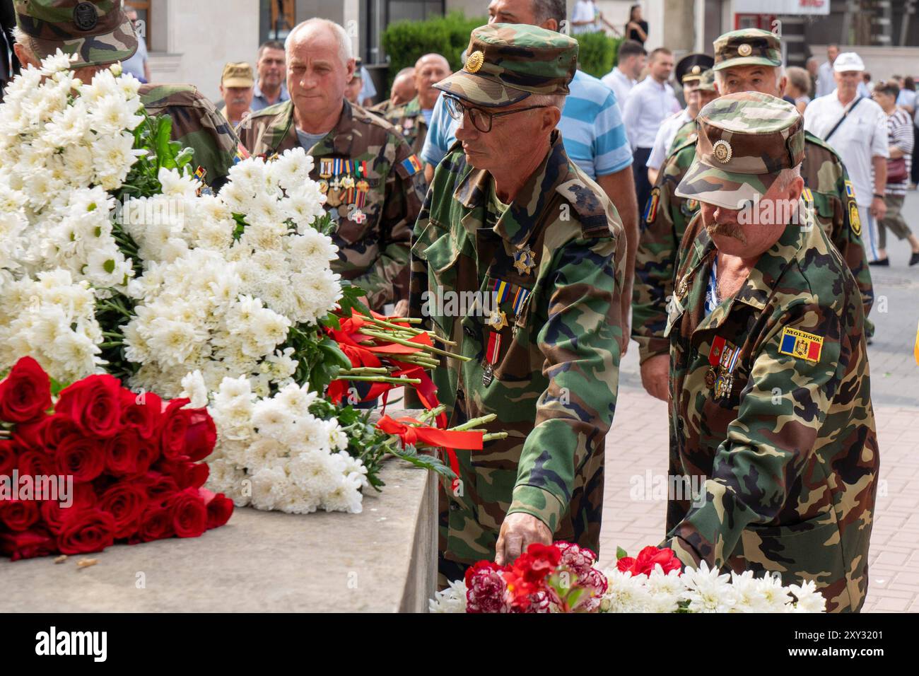 Orhei, Republik Moldau 27. Août 2024 : Unabhängigkeitstag der Republik Moldau - 2024 Im Bild : Veteranen der Moldauischen Armee BEI der Blumenniederlegung am Mahnmal für die Gefallen des Bürgerkriegs zwischen Moldau und Transnistrien, Strada Vasile Lupu *** Orhei, République de Moldova 27 août 2024 jour de l'indépendance de la République de Moldova 2024 sur l'image des vétérans de l'armée moldave déposant des fleurs au mémorial de la guerre civile déchue entre la Transnistribu et la Transnistrie de la Moldavie Niex/Transnistrie de Moldavie Banque D'Images