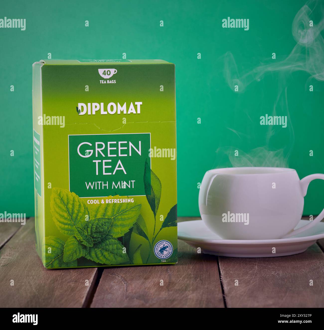 Mansfield, Nottingham, Royaume-Uni, 17 août 2023 : image de produit studio de thé vert Diplomat avec sachets de thé à la menthe. Banque D'Images