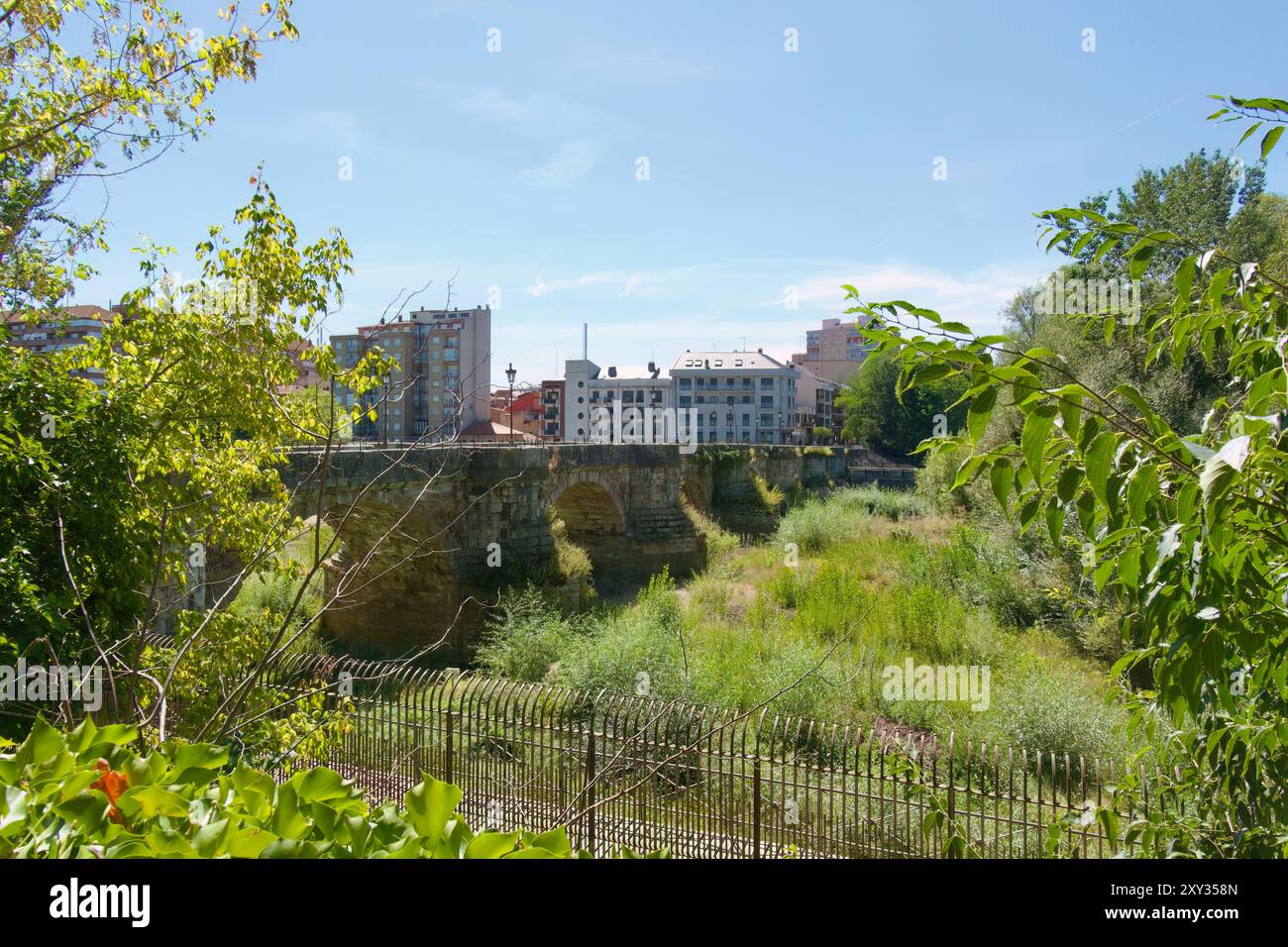 Pont piétonnier San Marcos du XIIe ou XVIe siècle ou romain sur la Ríver Bernesga Leon Castille et Léon Espagne Banque D'Images