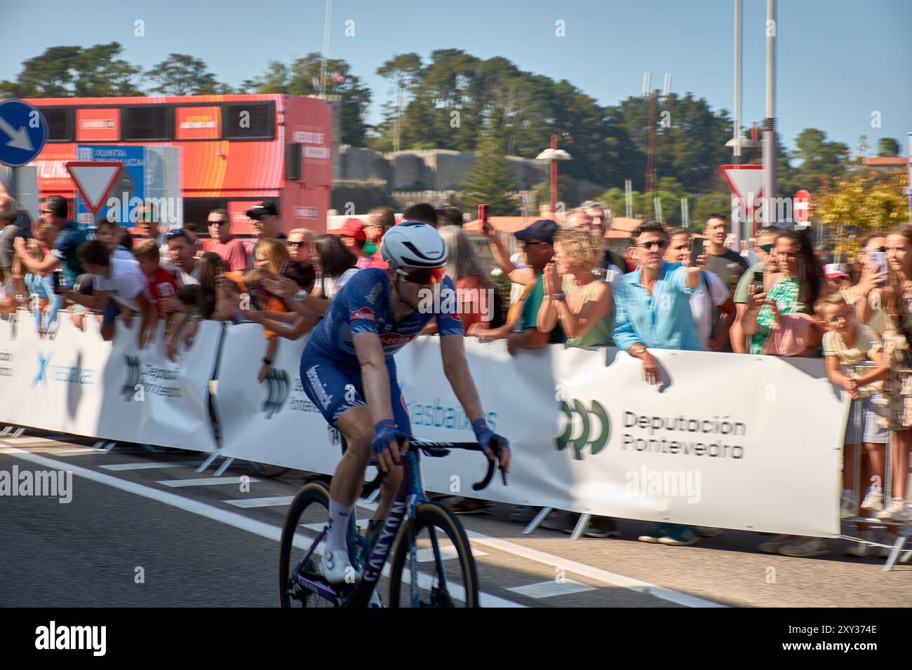 Bayoma,Pontevedra,Espagne ; août,27,2024;moment palpitant où les cyclistes franchissent la ligne d'arrivée à Bayona lors d'une étape de la Vuelta a España. L'atmosp Banque D'Images