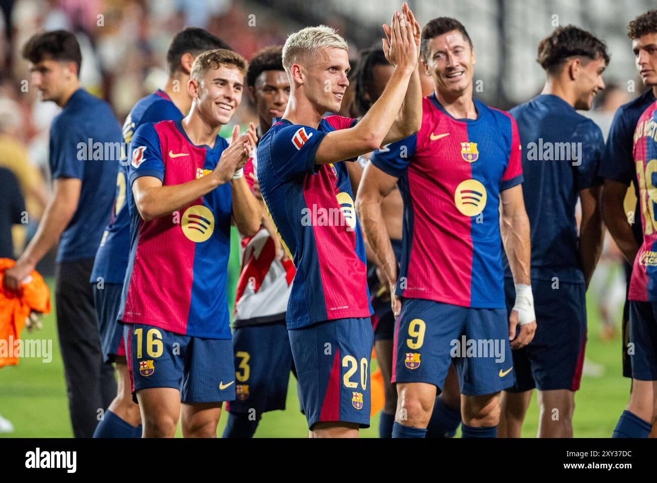 Madrid, Madrid, Espagne. 27 août 2024. Dani Olmo du FC Barcelone célèbre avec ses coéquipiers après avoir remporté le match de football de la Liga EA Sports 2024/25 entre le Rayo Vallecano et le FC Barcelone au Campo de Futbol de Vallecas le 27 août 2024 à Madrid, Espagne. (Crédit image : © Alberto Gardin/ZUMA Press Wire) USAGE ÉDITORIAL SEULEMENT! Non destiné à UN USAGE commercial ! Banque D'Images