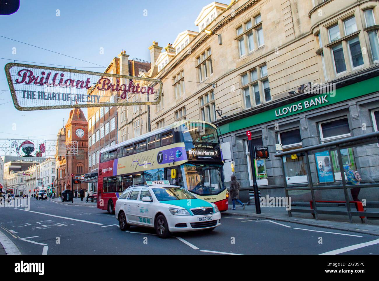 Brighton, Royaume-Uni, 5 janvier 2022. Vue sur la rue du centre-ville de Brighton North Street avec l'arrêt de bus, bus et taxi sur la route dans une journée ensoleillée. Banque D'Images