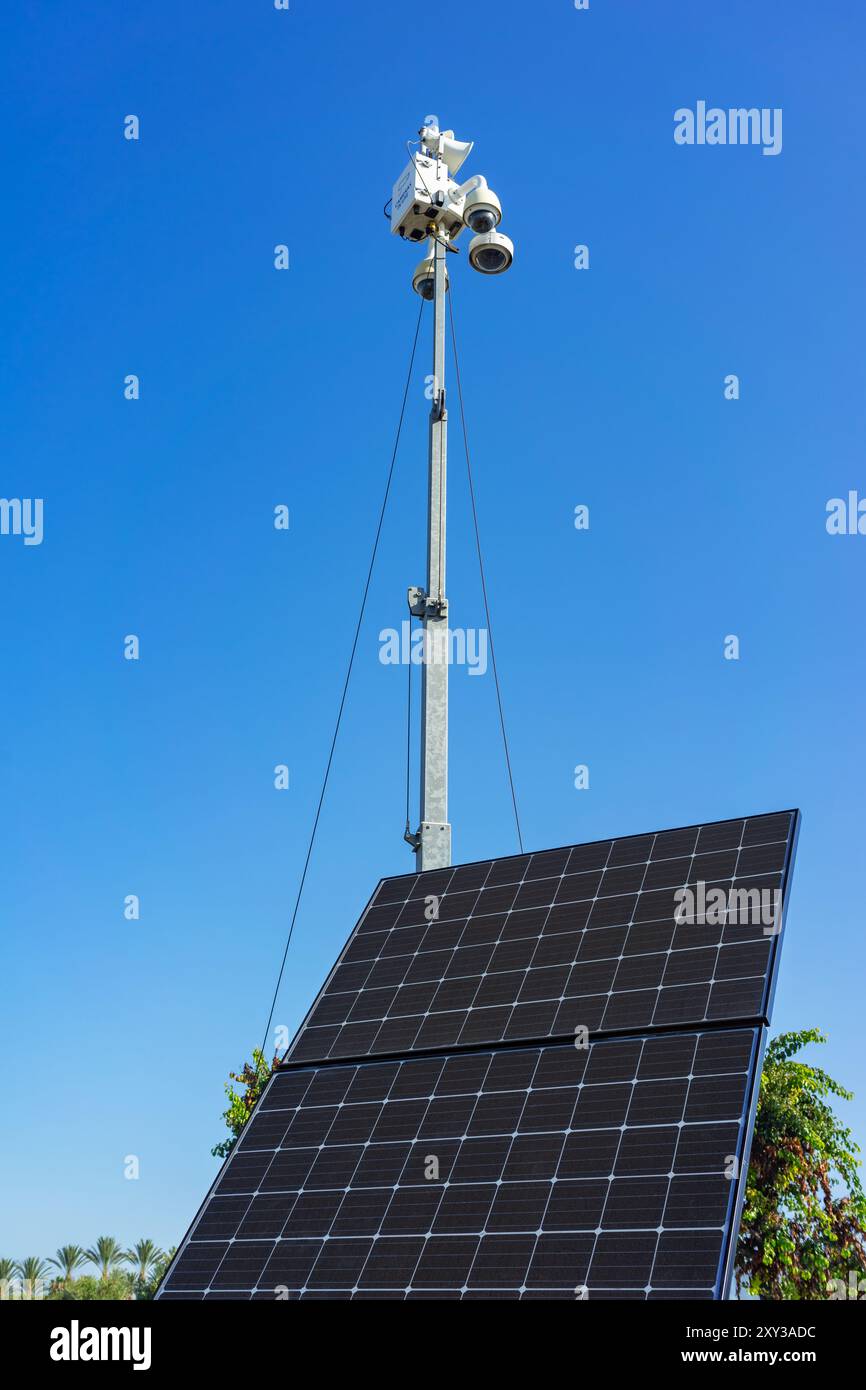 Unité mobile de caméra de surveillance CCTV avec panneau solaire et ciel bleu Banque D'Images