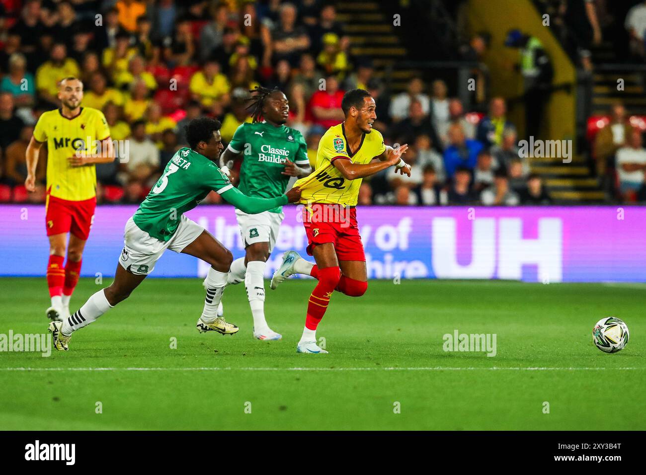 Tom Ince de Watford est mis sous pression par Nathanael Ogbeta de Plymouth Argyle lors du match de la Coupe Carabao Watford vs Plymouth Argyle à Vicarage Road, Watford, Royaume-Uni, 27 août 2024 (photo par Izzy Poles/News images) Banque D'Images