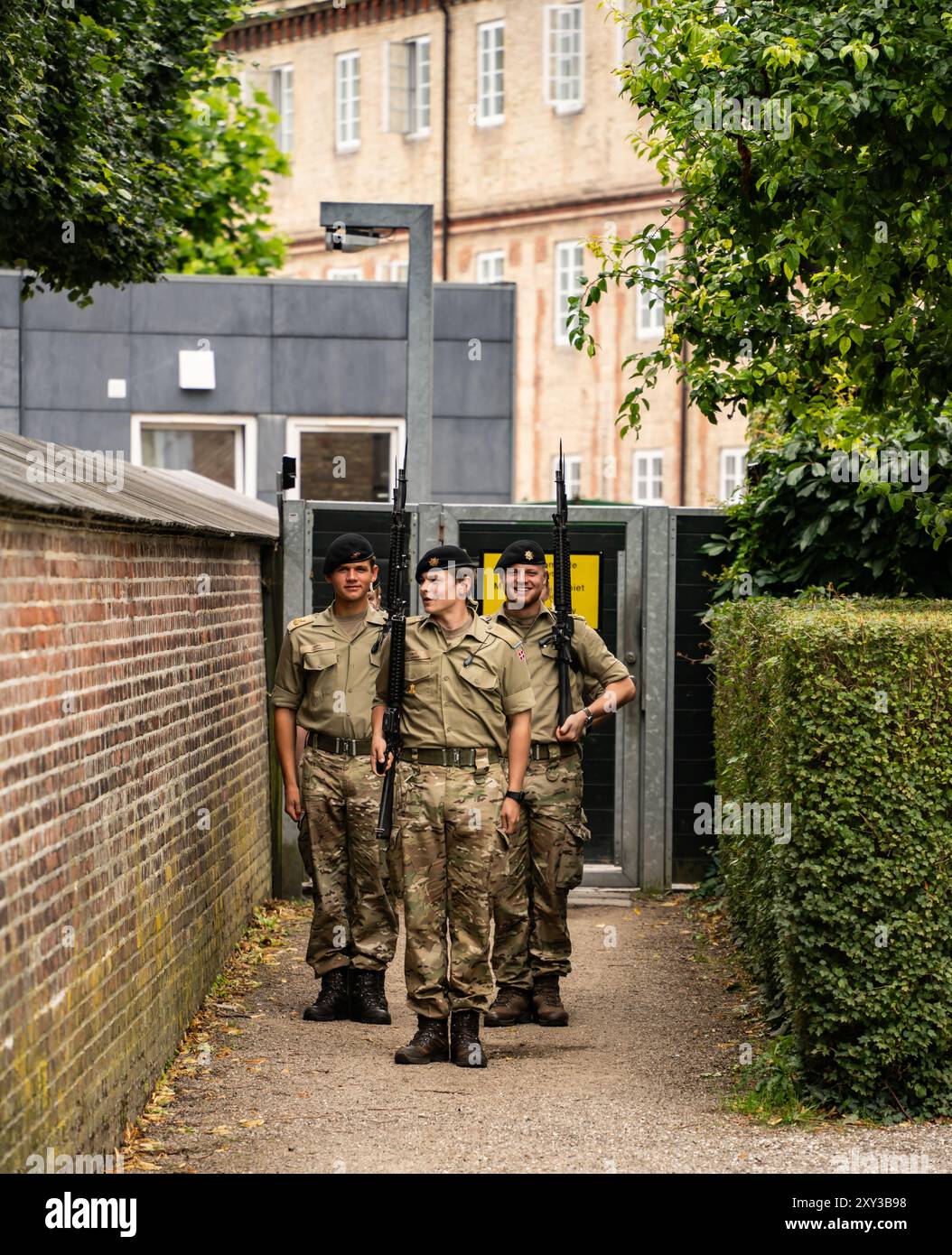 Copenhague, Danemark - 25 juillet 2024 : jeunes gardes en service à Rosenborg- musée avec collection royale danoise et château avec beaucoup de trésors Banque D'Images
