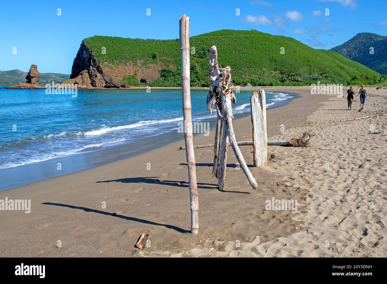 La plage de la Roche percée et la formation rocheuse du Bonhomme de Bourail Banque D'Images