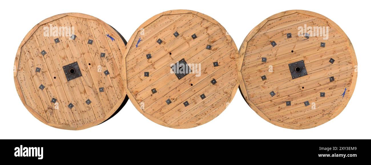 Bobines de câble lourdes en bois, trois bobines en bois vintage, tambours de câbles à fibre optique électriques, bobines de fils électriques, produits de l'industrie des câbles en fil d'acier Banque D'Images