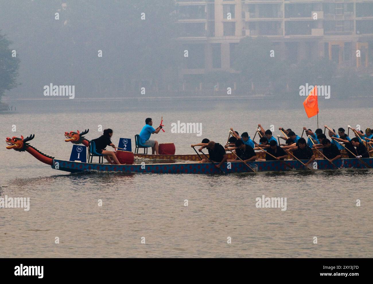 Équipes d'aviron en compétition dans la Marina Bay, Singapour. Banque D'Images