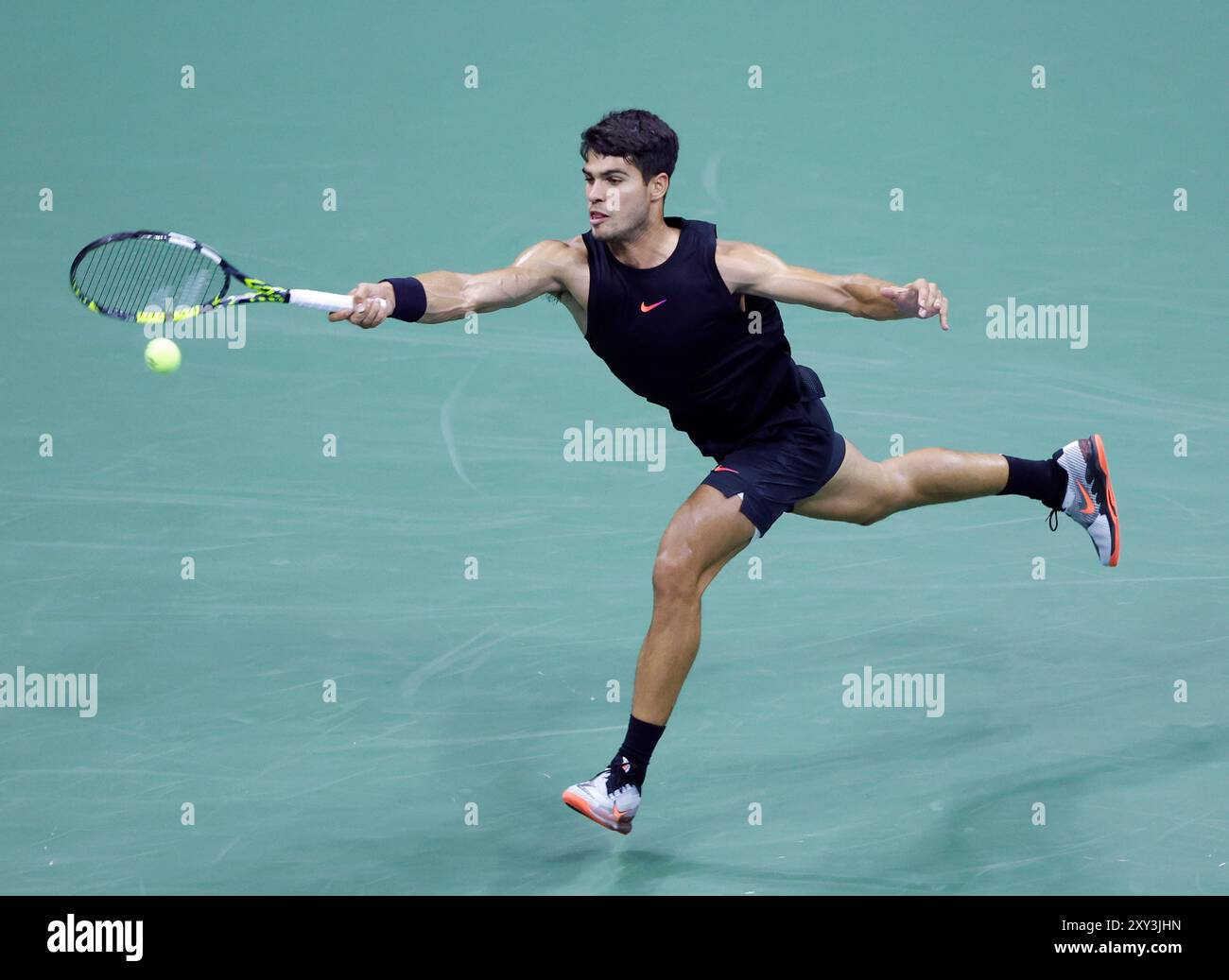 Flushing Meadow, États-Unis. 27 août 2024. Carlos Alcaraz d'Espagne s'étire pour retourner un ballon à Li tu d'Australie au stade Arthur Ashe lors de la première manche des US Open Tennis Championships 2024 au Centre National de Tennis Billie Jean King de l'USTA le mardi 27 août 2024 à New York. Photo de John Angelillo/UPI crédit : UPI/Alamy Live News Banque D'Images