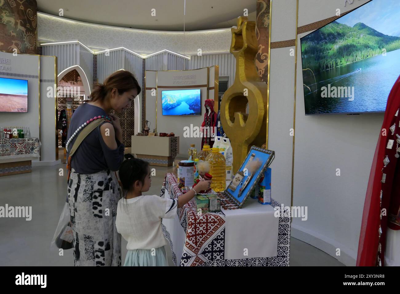 XI'AN, CHINE - 27 AOÛT 2024 - les visiteurs achètent des produits de haute qualité en provenance d'Asie centrale dans la zone des marchandises importées de la salle de réunion de la route de la soie Banque D'Images