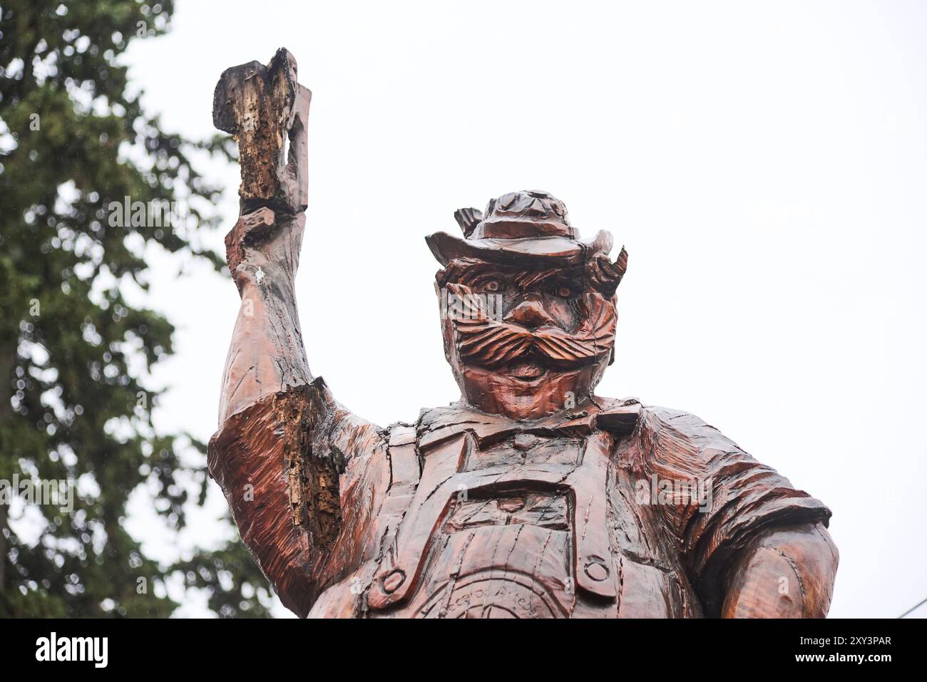 Villa General Belgrano, Cordoue, Argentine ; 20 août 2024 : Prosit! Sculpture en bois réalisée par Luis Carlos Perez, est un hommage à la tradition et brasseur Banque D'Images