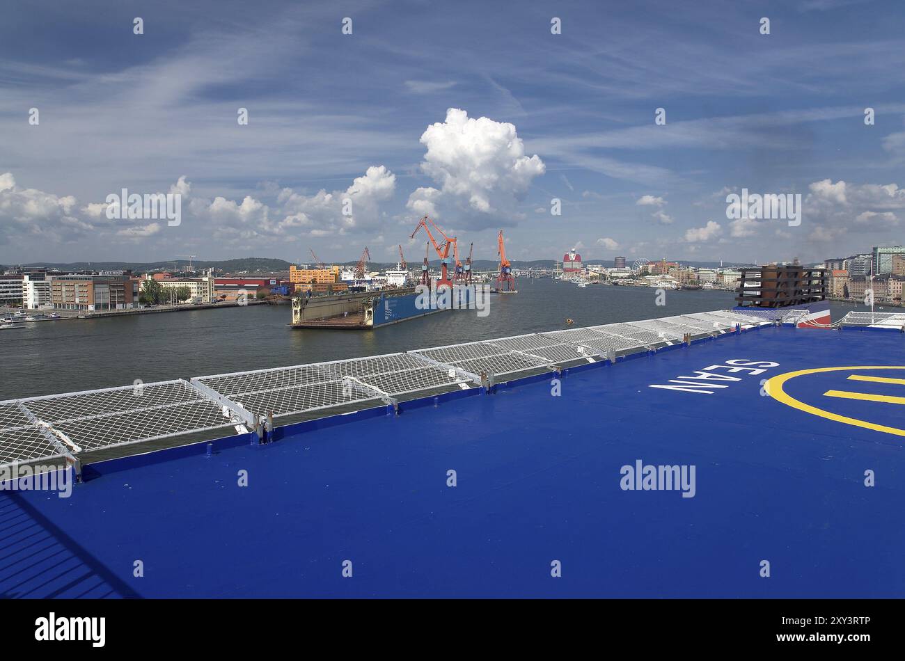 Vue sur le port de Goeteborgs au-dessus du lieu d'atterrissage de l'hélicoptère d'un ferry Banque D'Images
