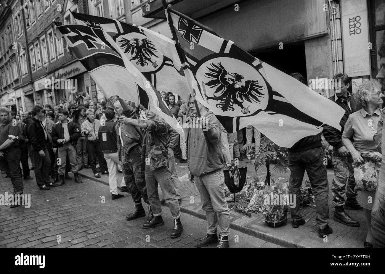 Allemagne, Dresde, 15 juin 1991, cortège funèbre pour le néo-nazi Rainer Sonntag, abattu par des proxénètes, cérémonie de dépôt de couronne sur le site de la murmure Banque D'Images