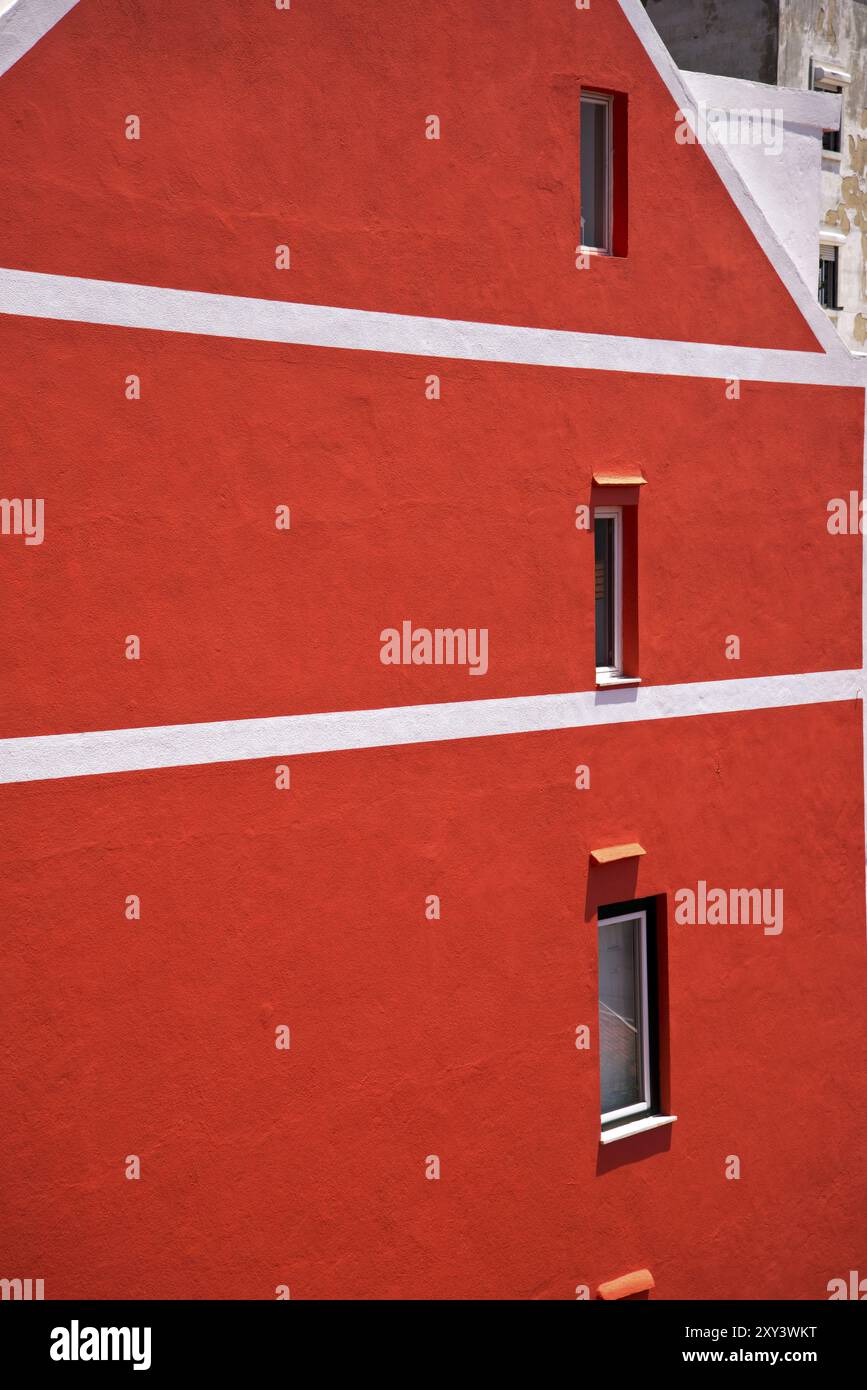 Façade de maison rouge avec des lignes blanches pour créer un look moderne Banque D'Images