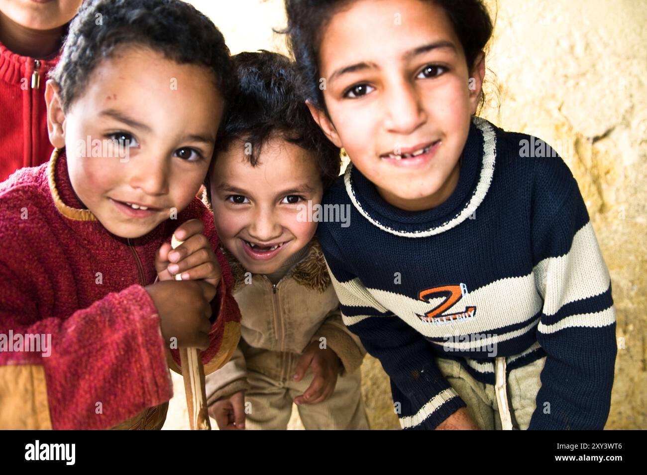 Enfants mignons s'amusant avec l'appareil photo. Photo prise à Fès, Maroc. Banque D'Images