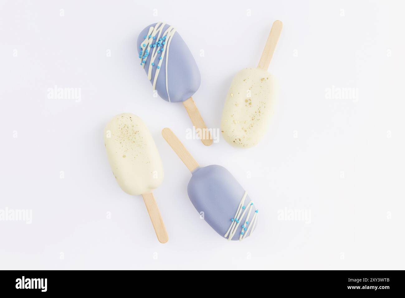 Glaces de biscuit bleu et blanc sur un bâton sur fond blanc. Banque D'Images