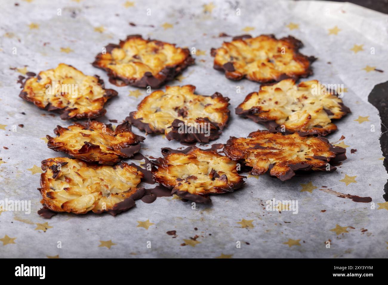 Biscuits florentins faits maison sur papier cuisson Banque D'Images