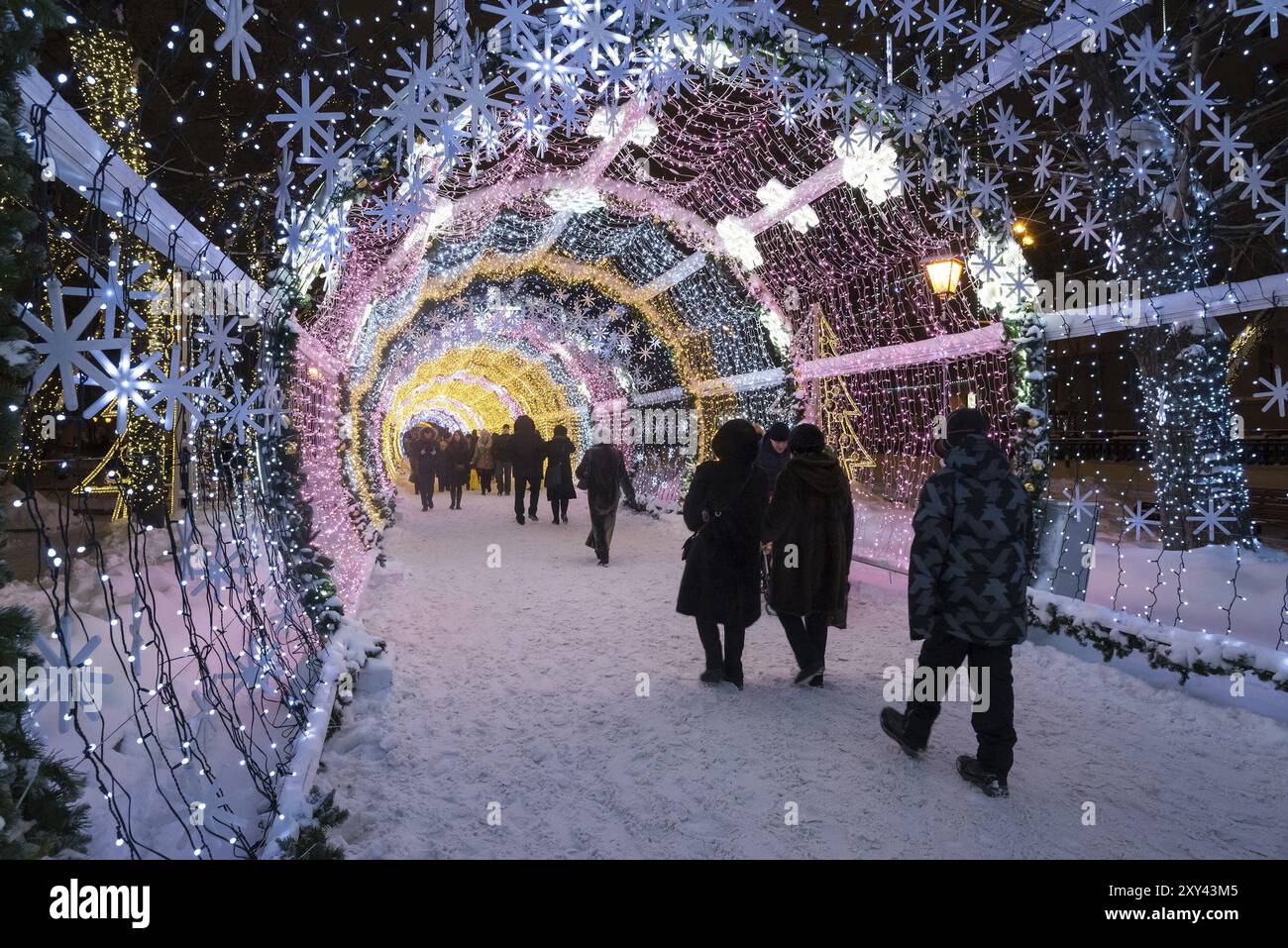 Moscou, Russie, 17 janvier 2015. Tunnel de Noël brillant long est de 150 mètres sur le boulevard Tverskoy, en Europe Banque D'Images