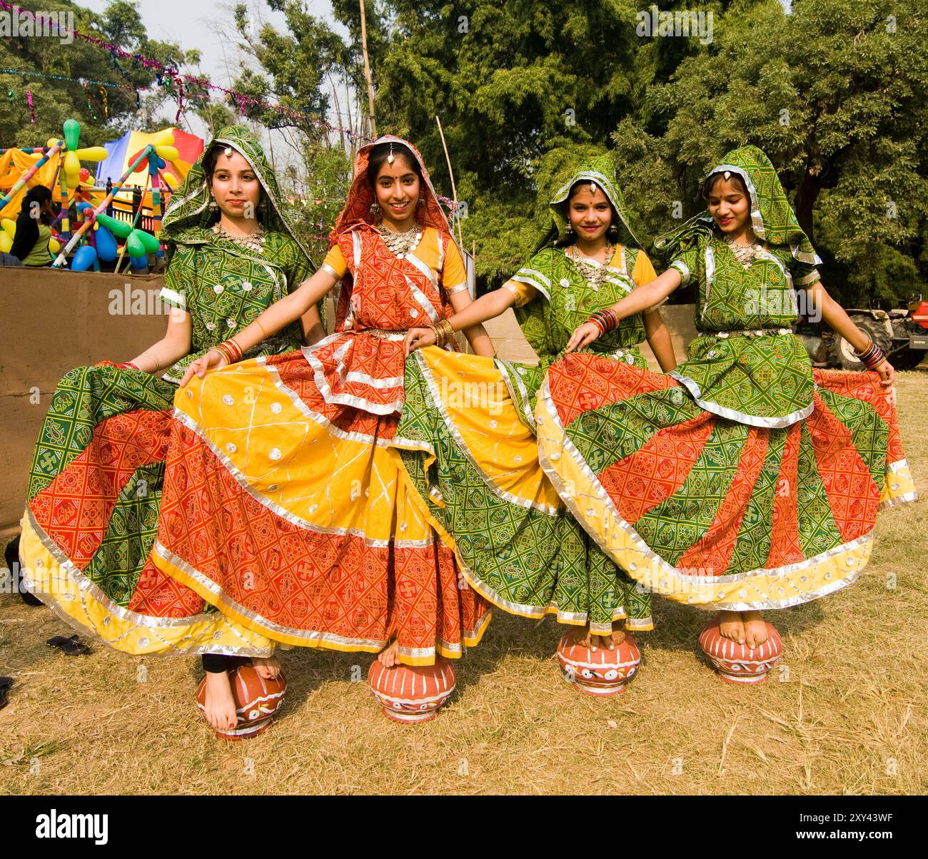 Le punjabi Bhangra danseurs dans l'action. Banque D'Images