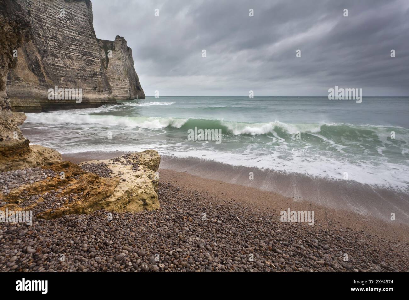 Temps sombre orageux sur la côte rocheuse, Etretat, France, Europe Banque D'Images