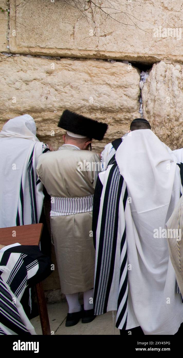 Un juif priant par le mur des lamentations / mur occidental dans le quartier juif de la vieille ville de Jérusalem, Israël. Banque D'Images