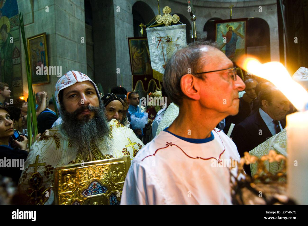 Prêtres coptes dans la procession du dimanche des Rameaux autour de l'Édicule dans l'église du Saint-Sépulcre dans la vieille ville de Jérusalem. Banque D'Images