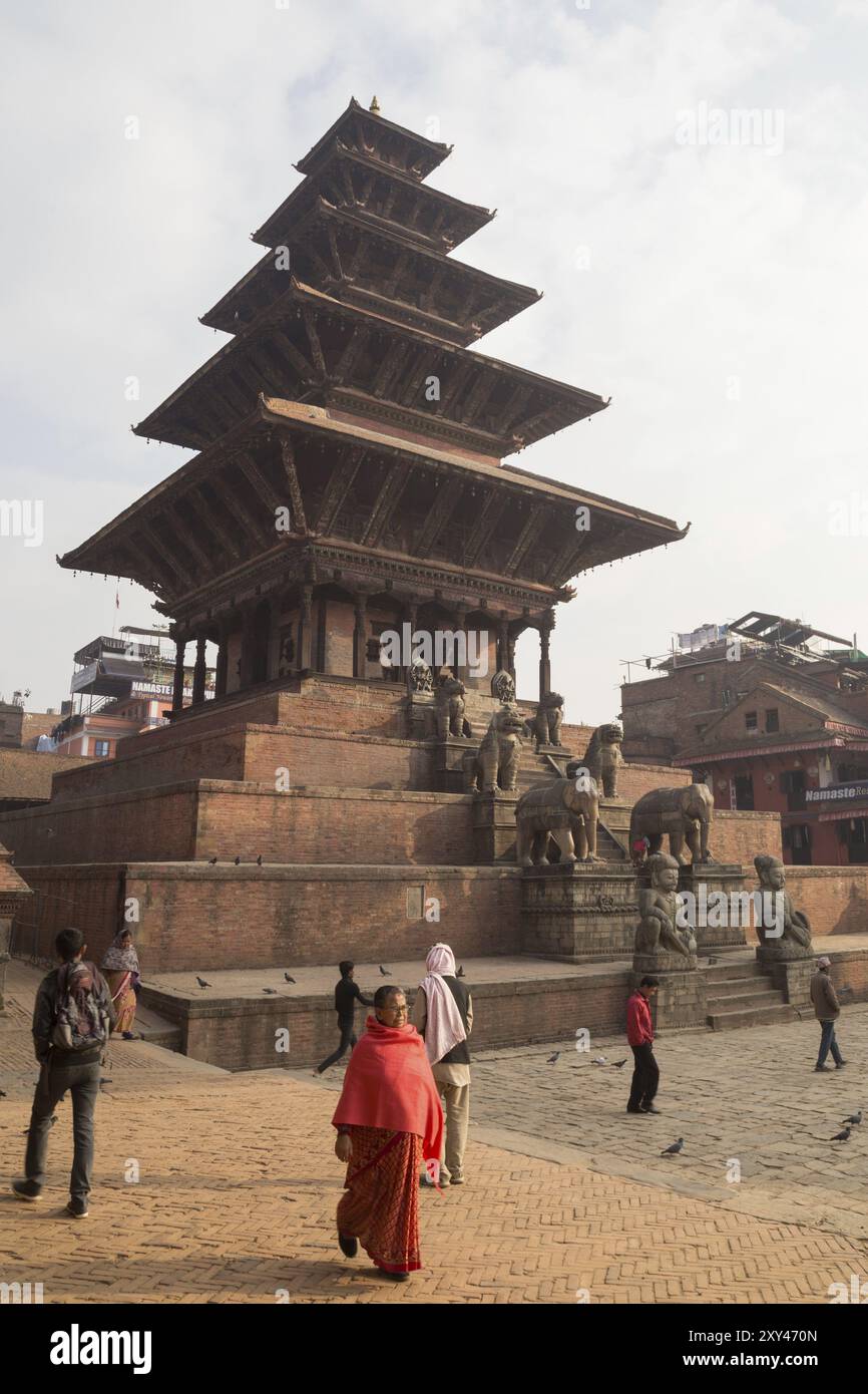 Bhaktapur, Népal, 4 décembre 2014 : des gens devant la pagode Nyatapola sur la place Taumadhi, en Asie Banque D'Images